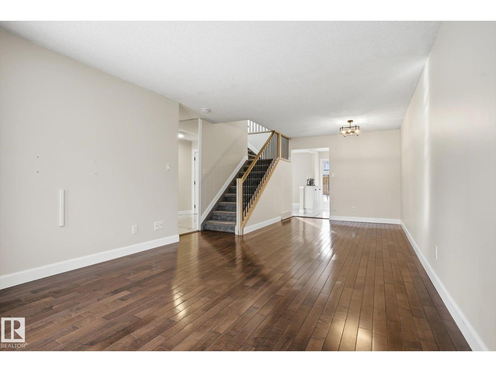 59 WOODLANDS RD, St. Albert