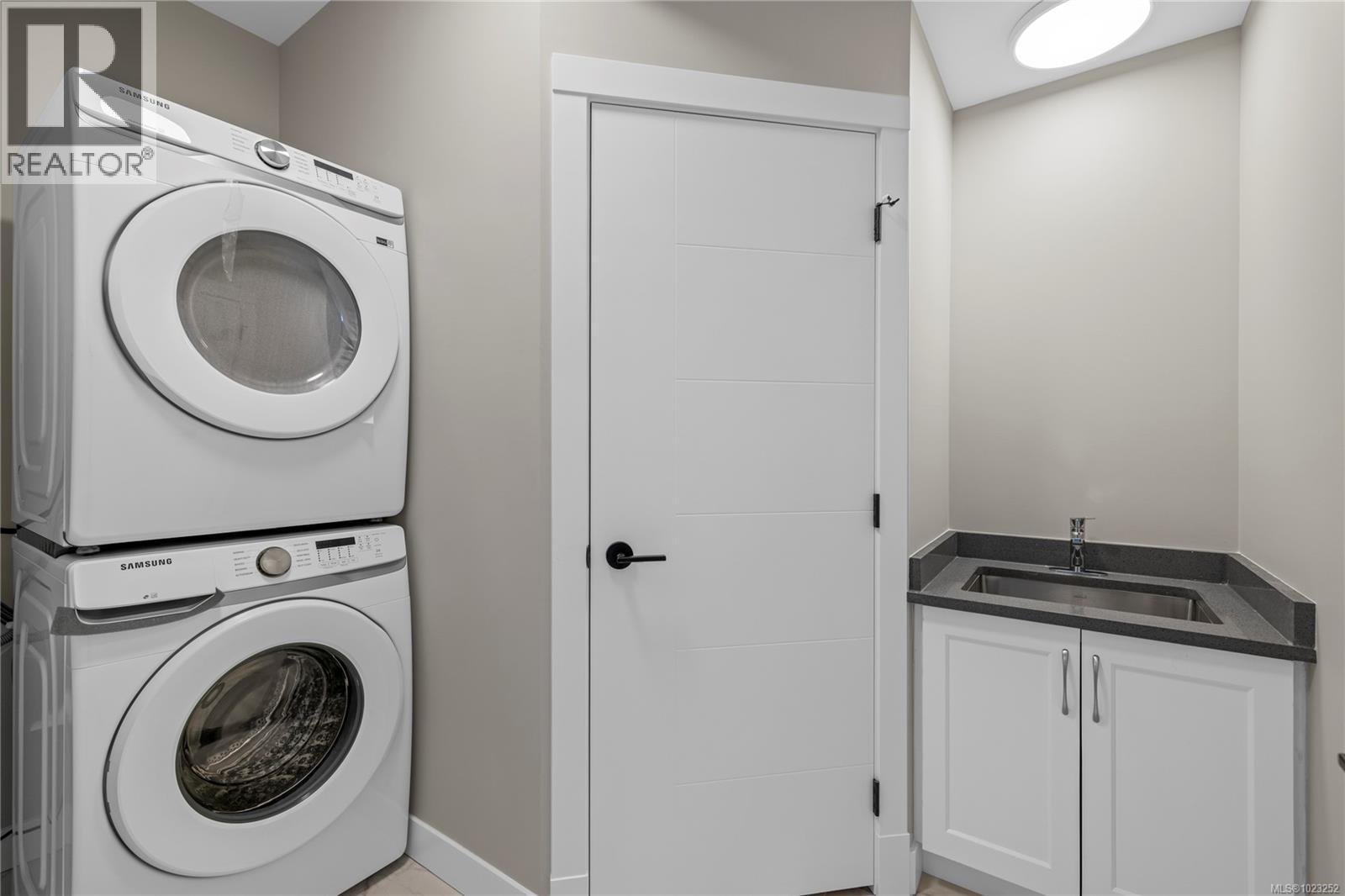 1348 LANGARA DR - 34