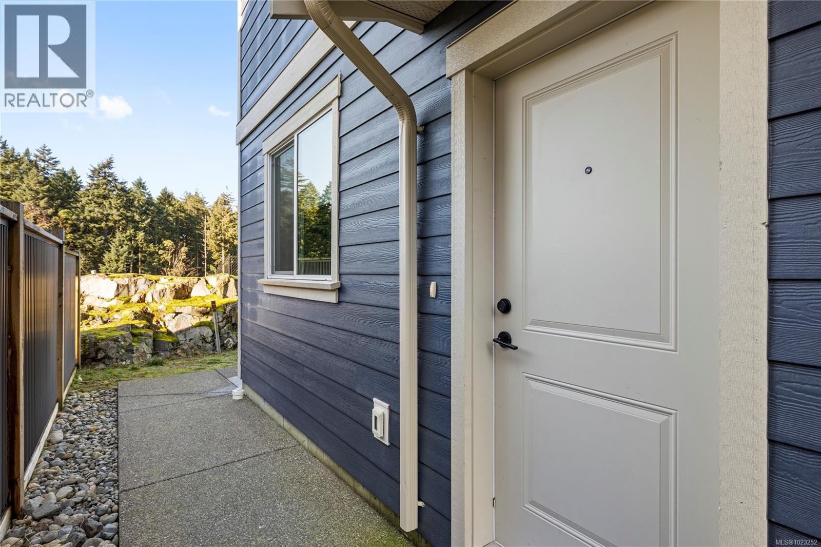 1348 LANGARA DR - 36