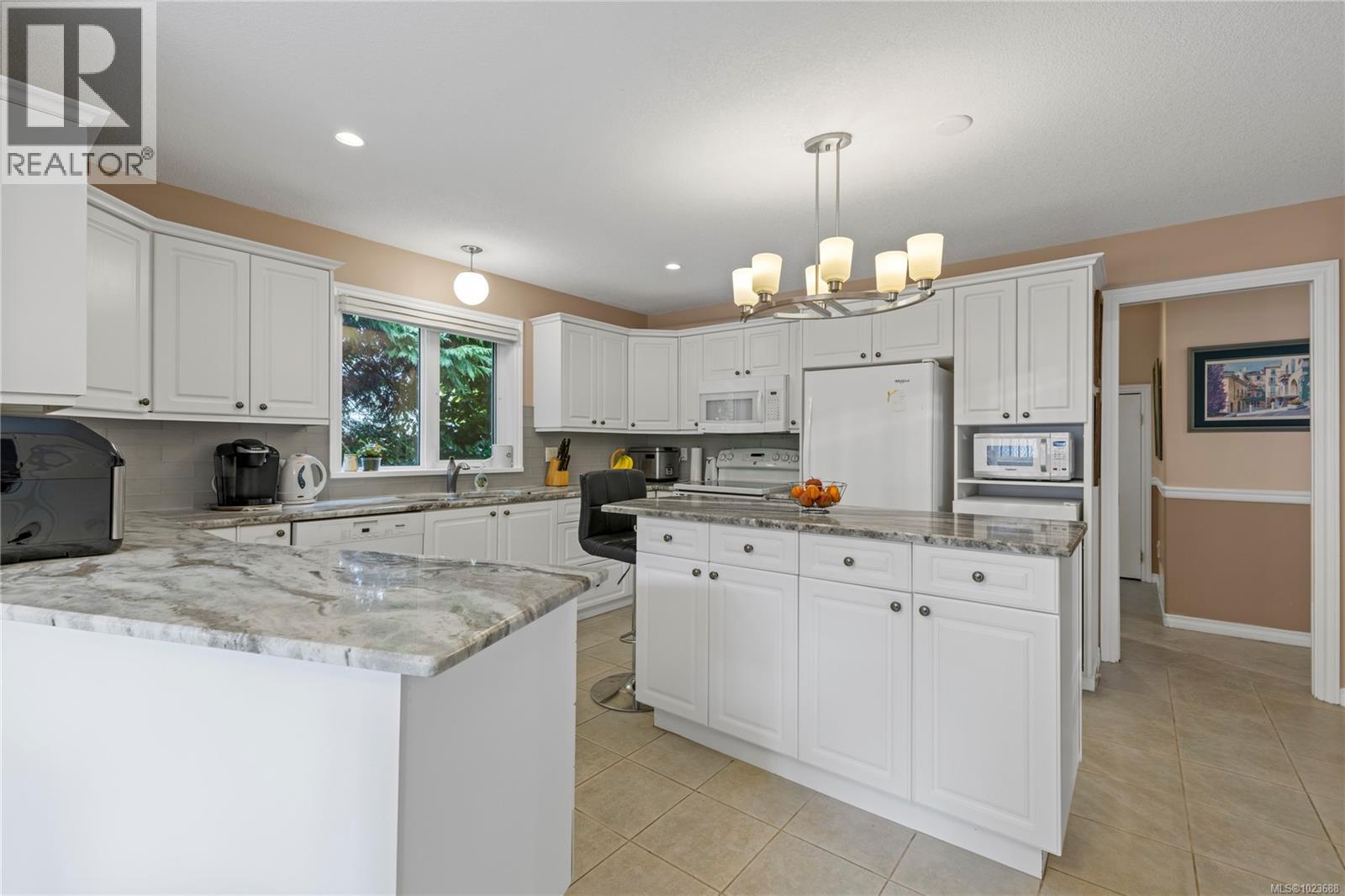 566 Crescent Rd W, Qualicum Beach