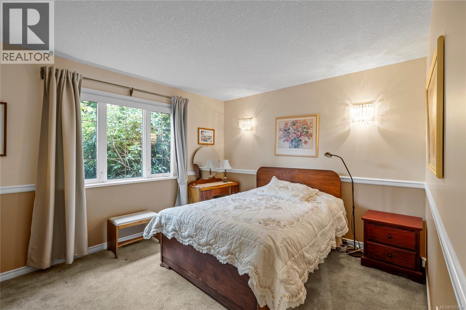 566 Crescent Rd W, Qualicum Beach