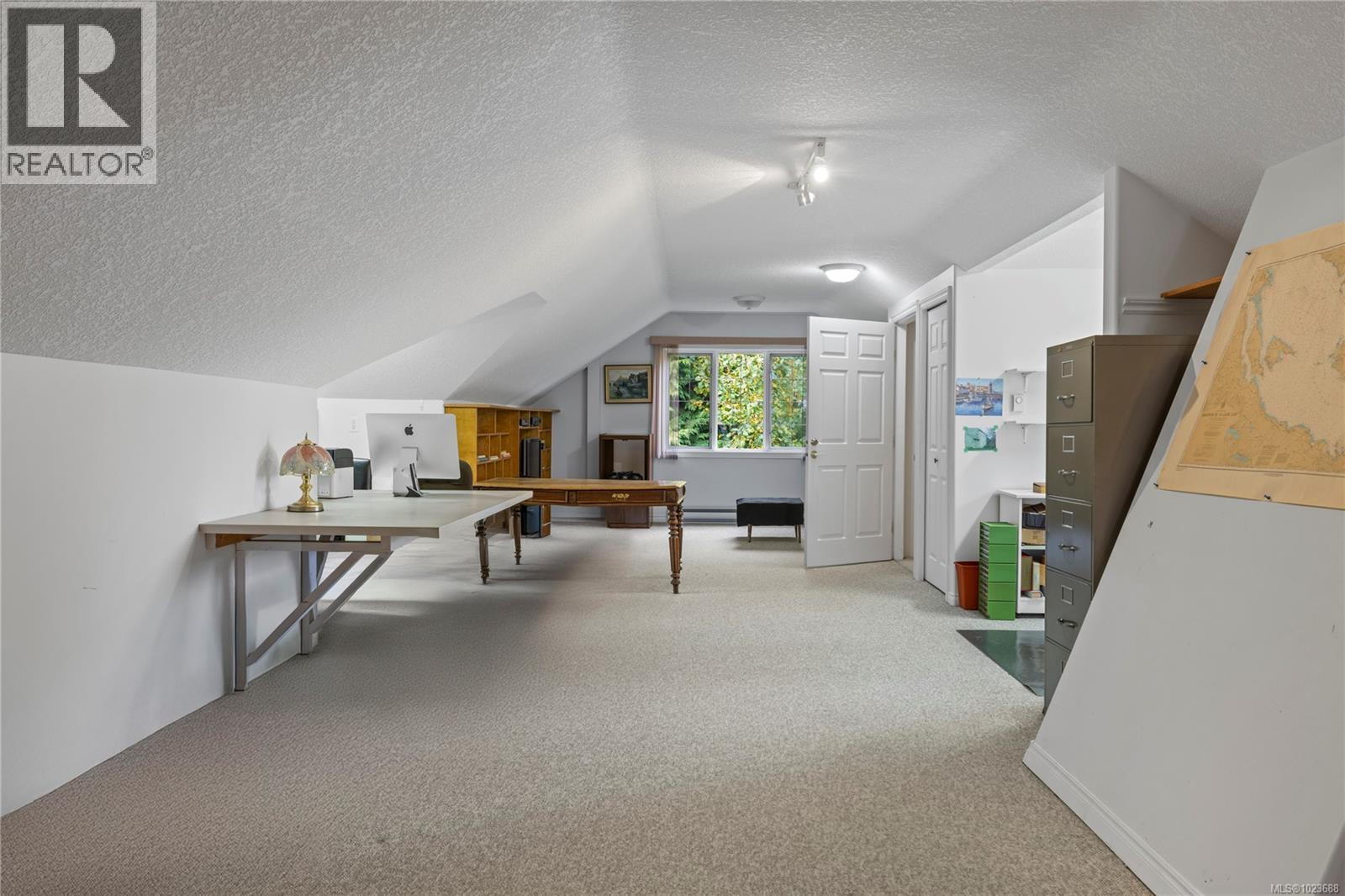 566 Crescent Rd W, Qualicum Beach