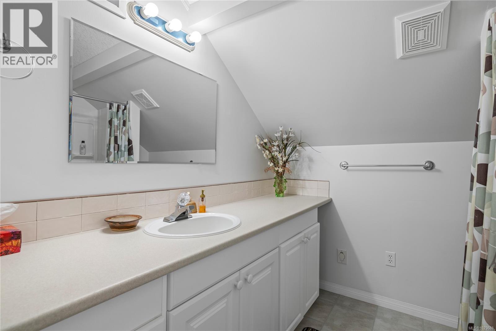 566 Crescent Rd W, Qualicum Beach