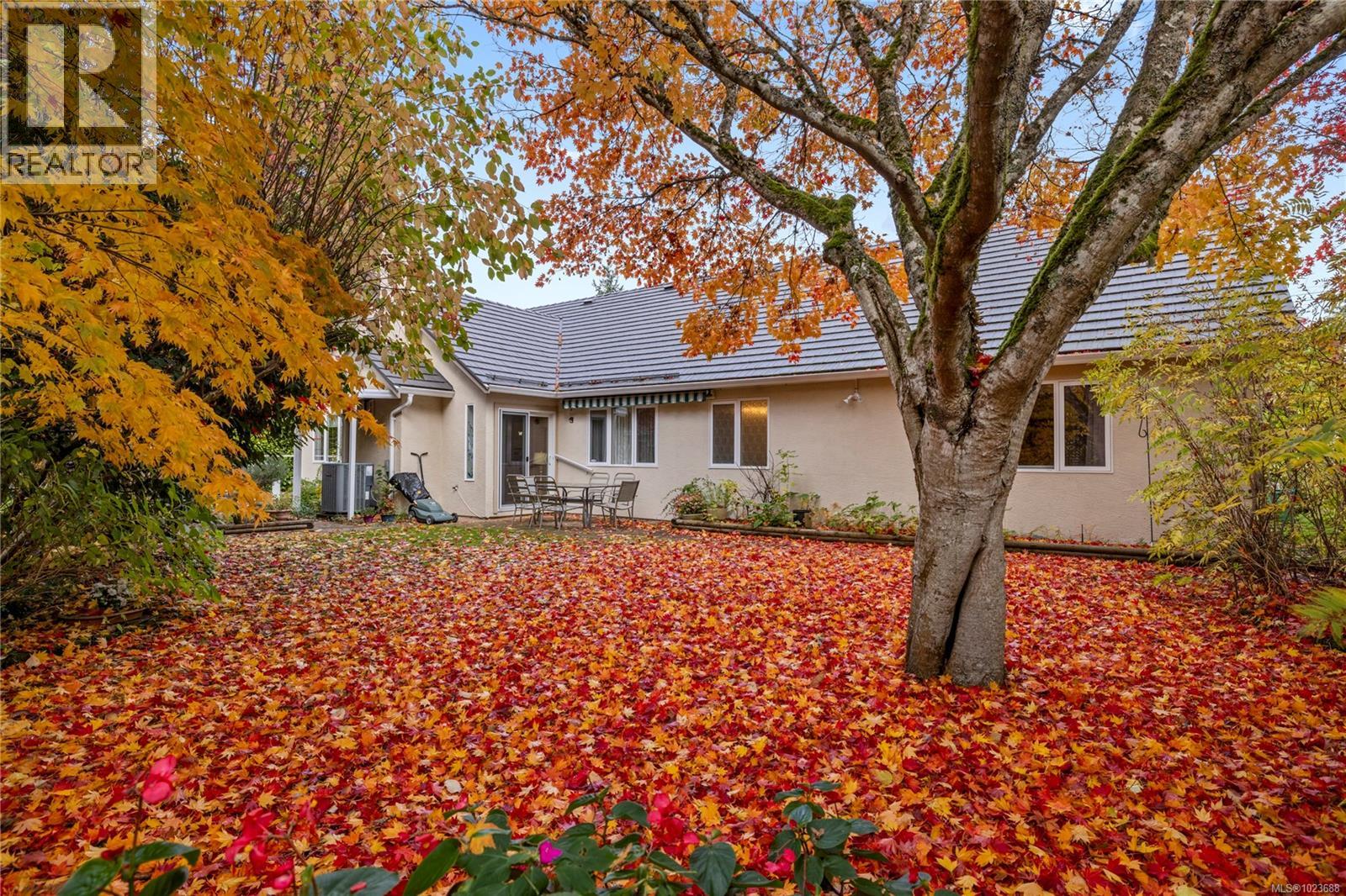 566 Crescent Rd W, Qualicum Beach