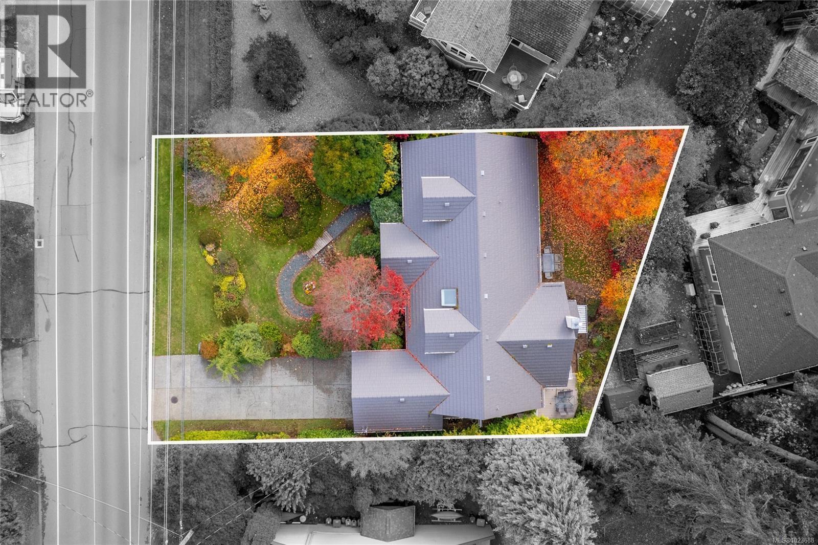 566 Crescent Rd W, Qualicum Beach