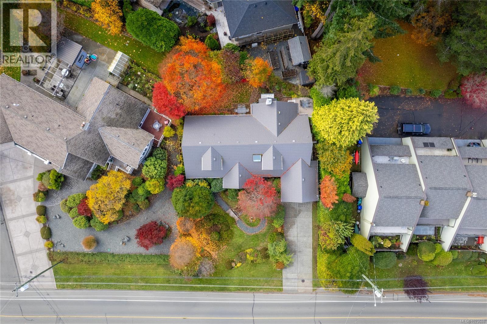 566 Crescent Rd W, Qualicum Beach