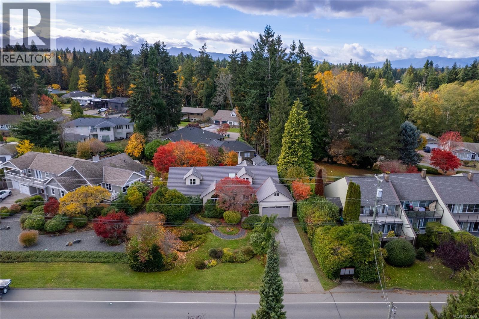 566 Crescent Rd W, Qualicum Beach