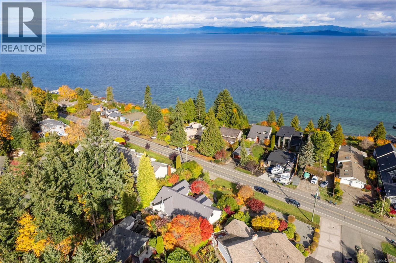 566 Crescent Rd W, Qualicum Beach