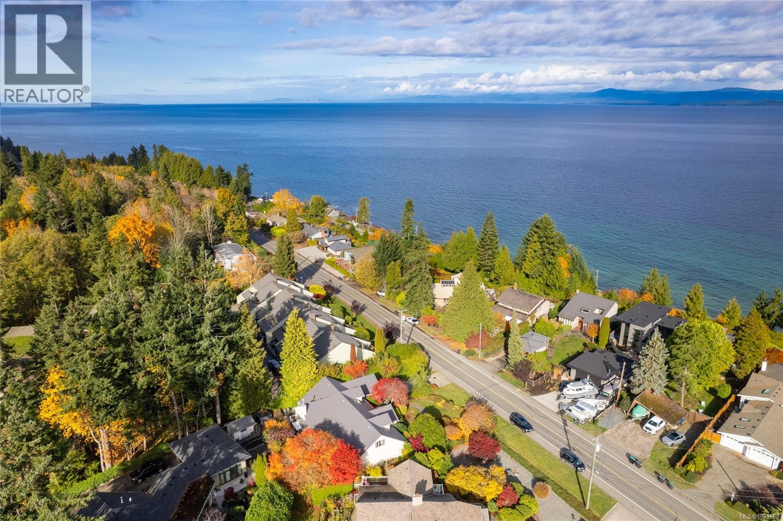 566 Crescent Rd W, Qualicum Beach