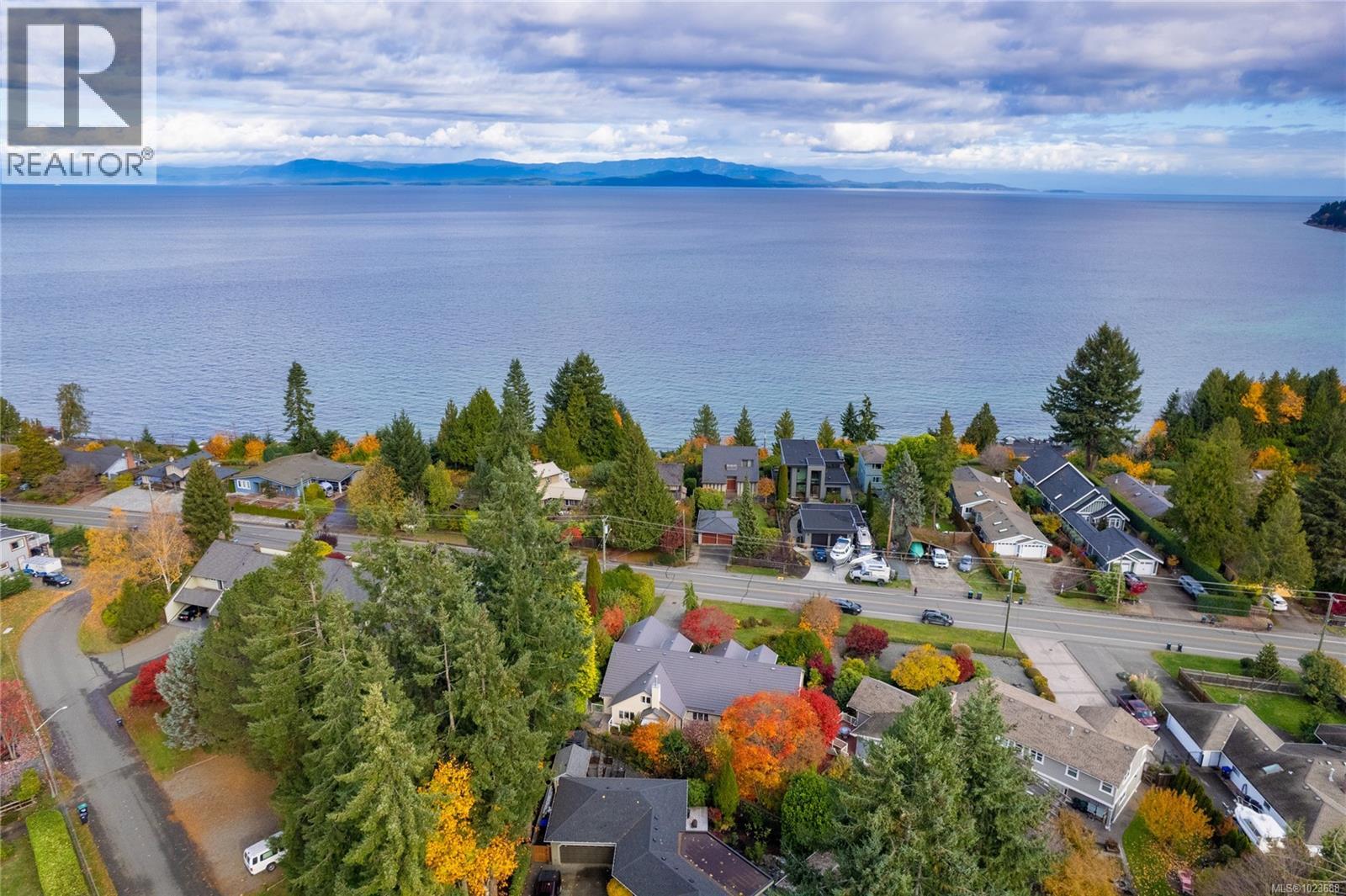 566 Crescent Rd W, Qualicum Beach