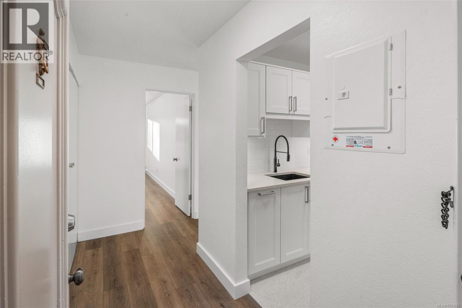 303 2095 Oak Bay Ave, Oak Bay