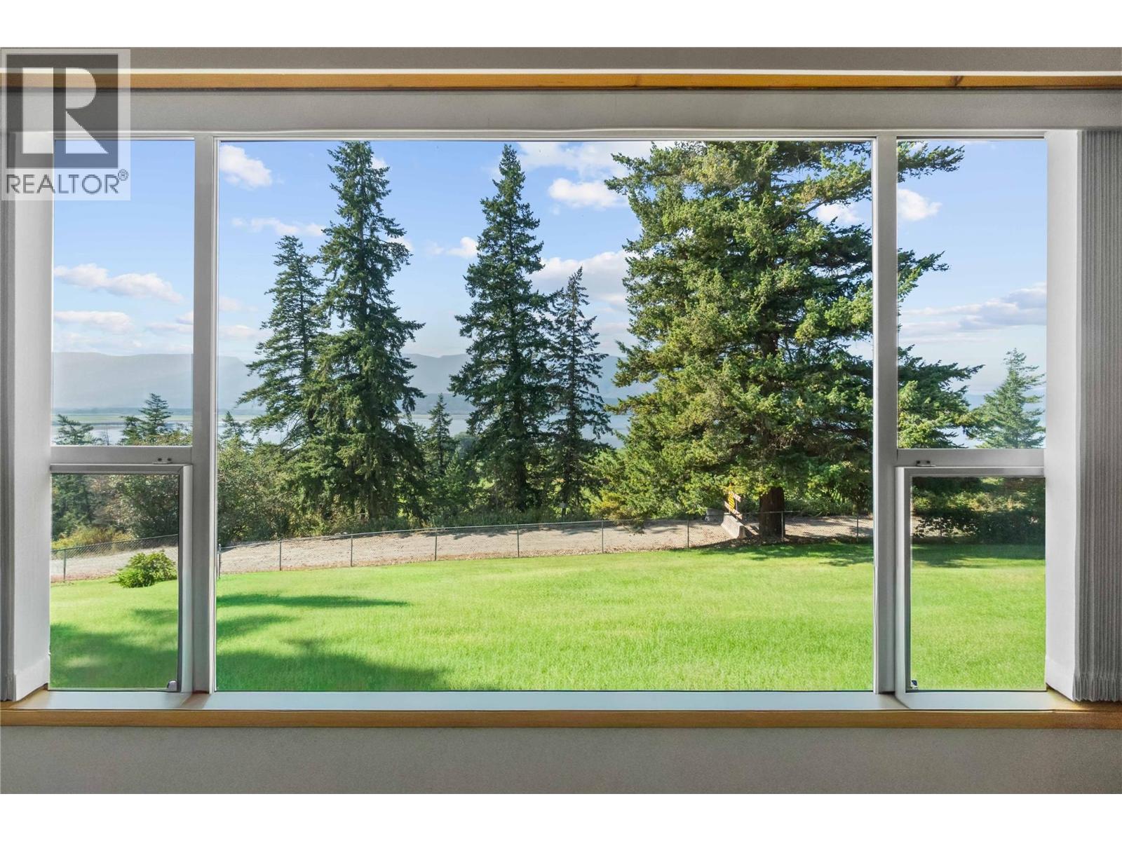  1541 20 Avenue Northeast, Salmon Arm