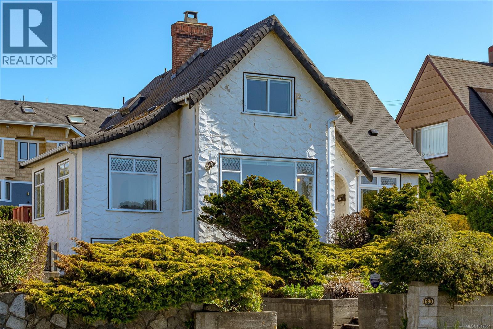  690 Dallas Road, Victoria