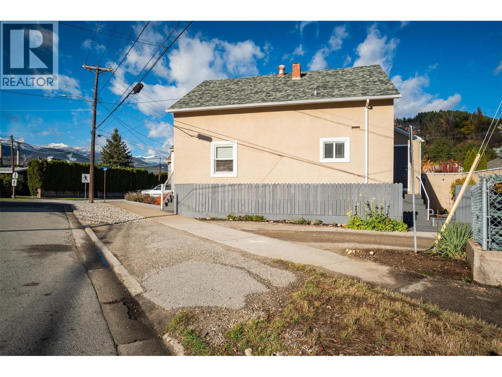 1631 Fifth Avenue, Trail