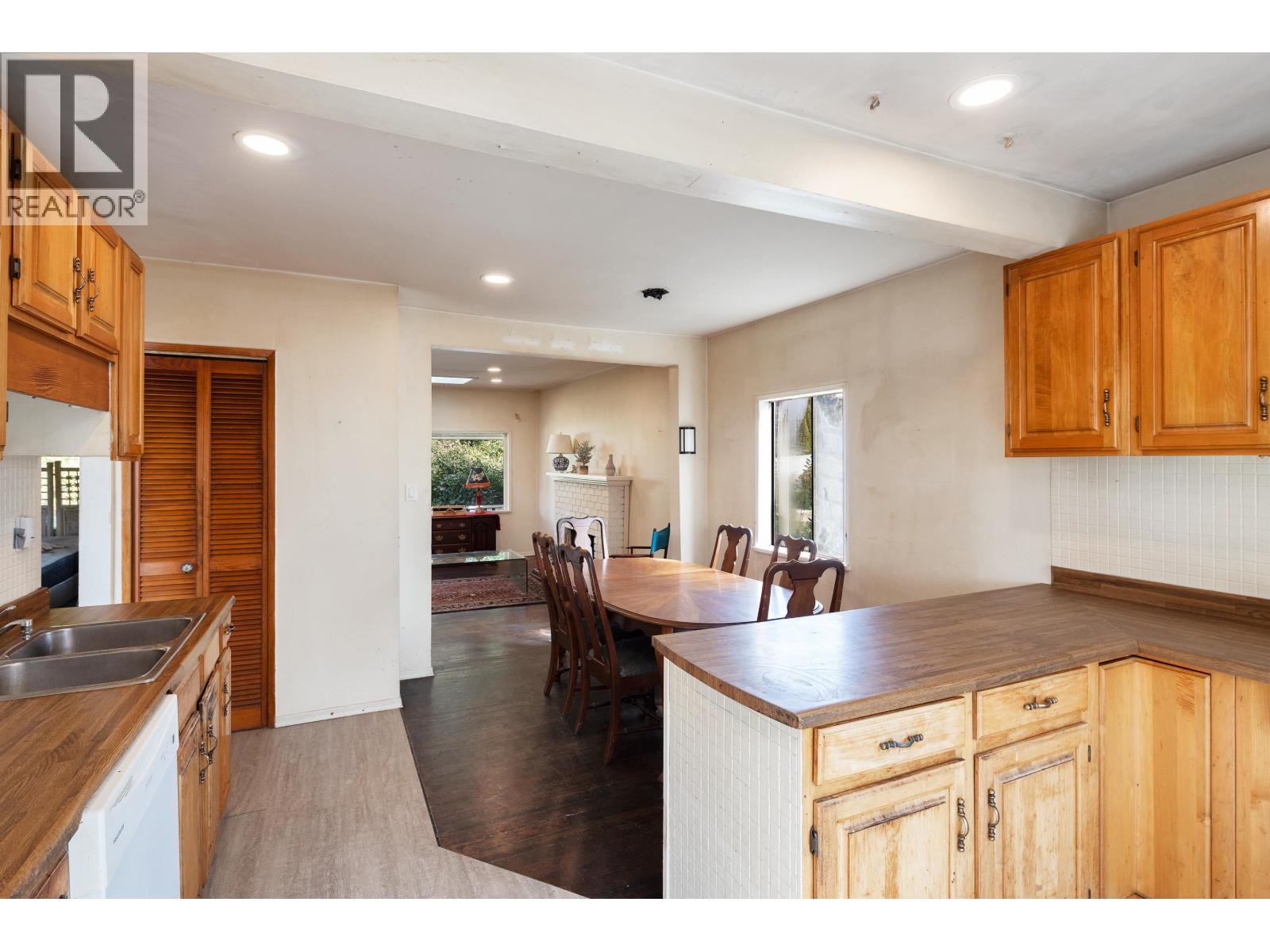 445 W QUEENS ROAD, North Vancouver