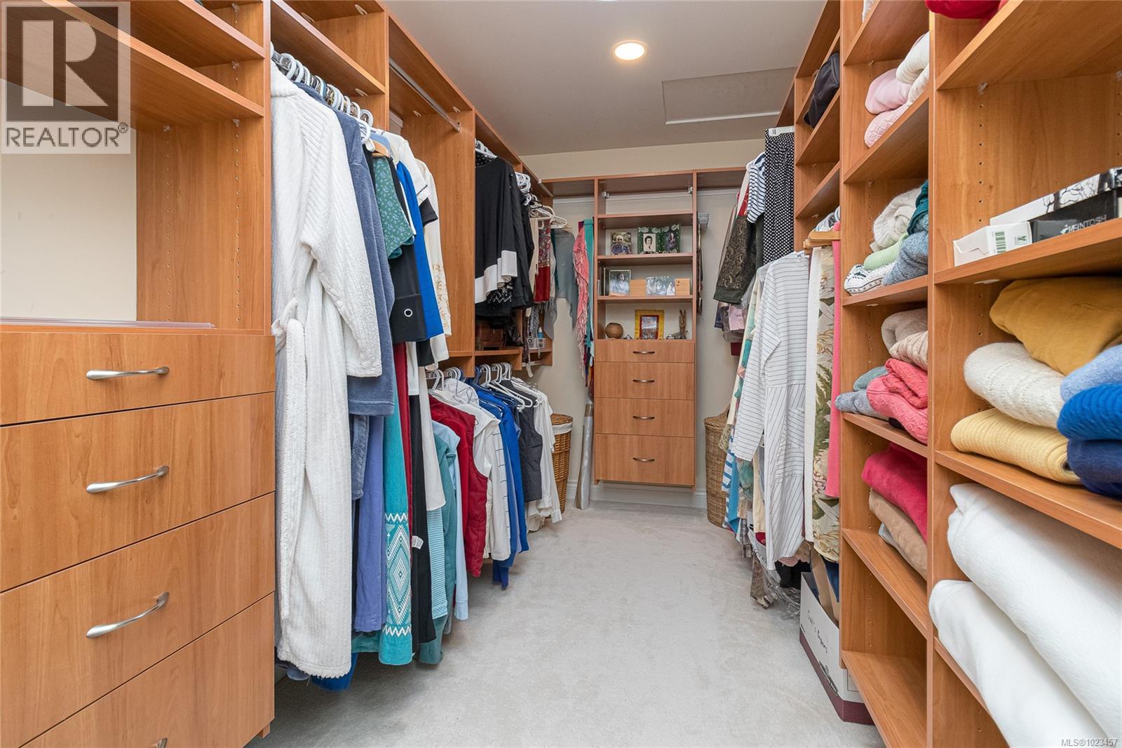 7014 Beach View Crt, Central Saanich