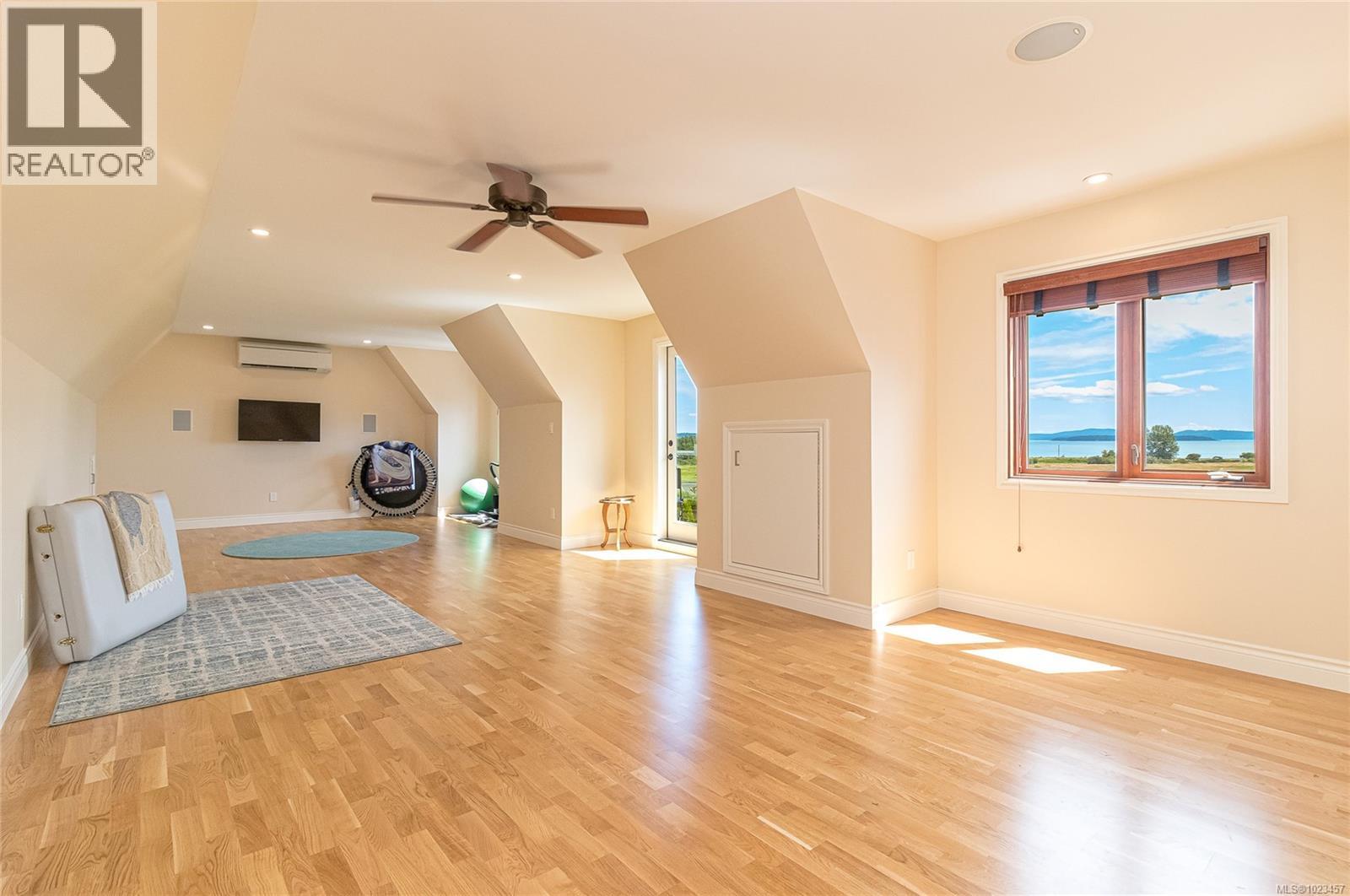 7014 Beach View Crt, Central Saanich