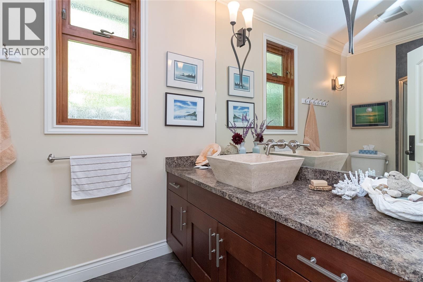 7014 Beach View Crt, Central Saanich