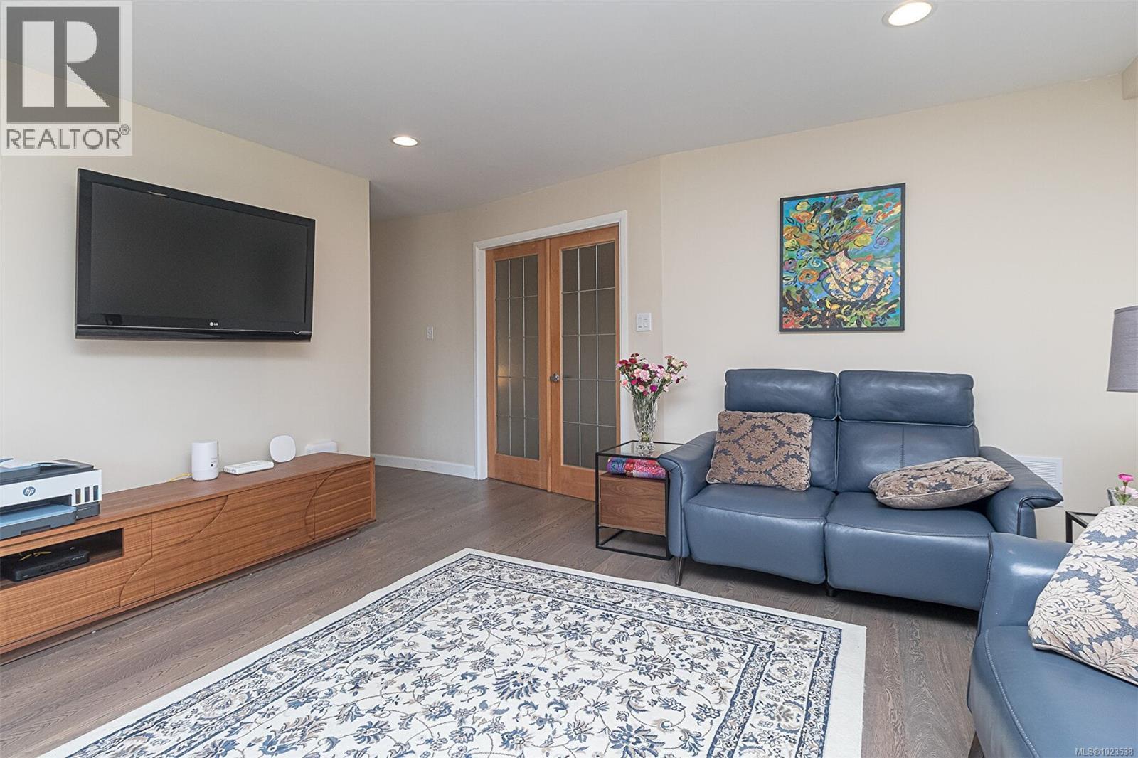 110 1680 Poplar Avenue, Saanich