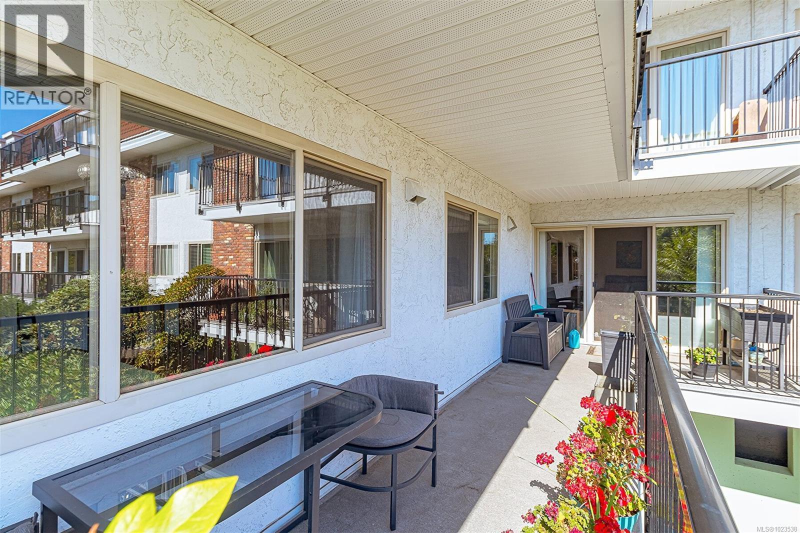 110 1680 Poplar Avenue, Saanich