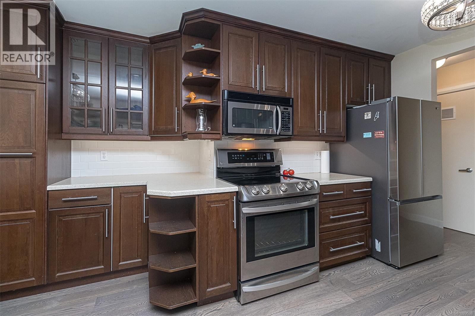 110 1680 Poplar Avenue, Saanich