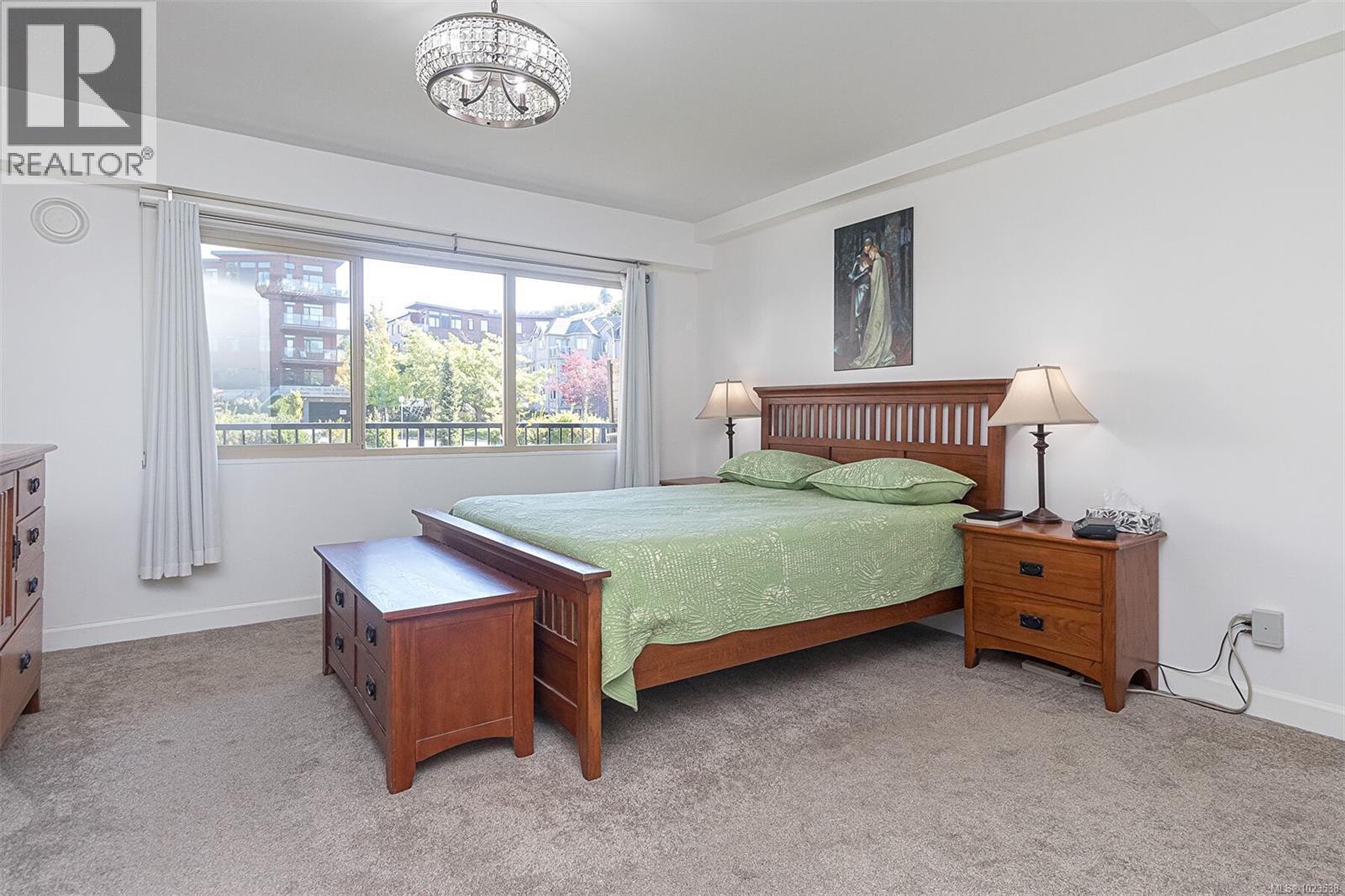 110 1680 Poplar Avenue, Saanich