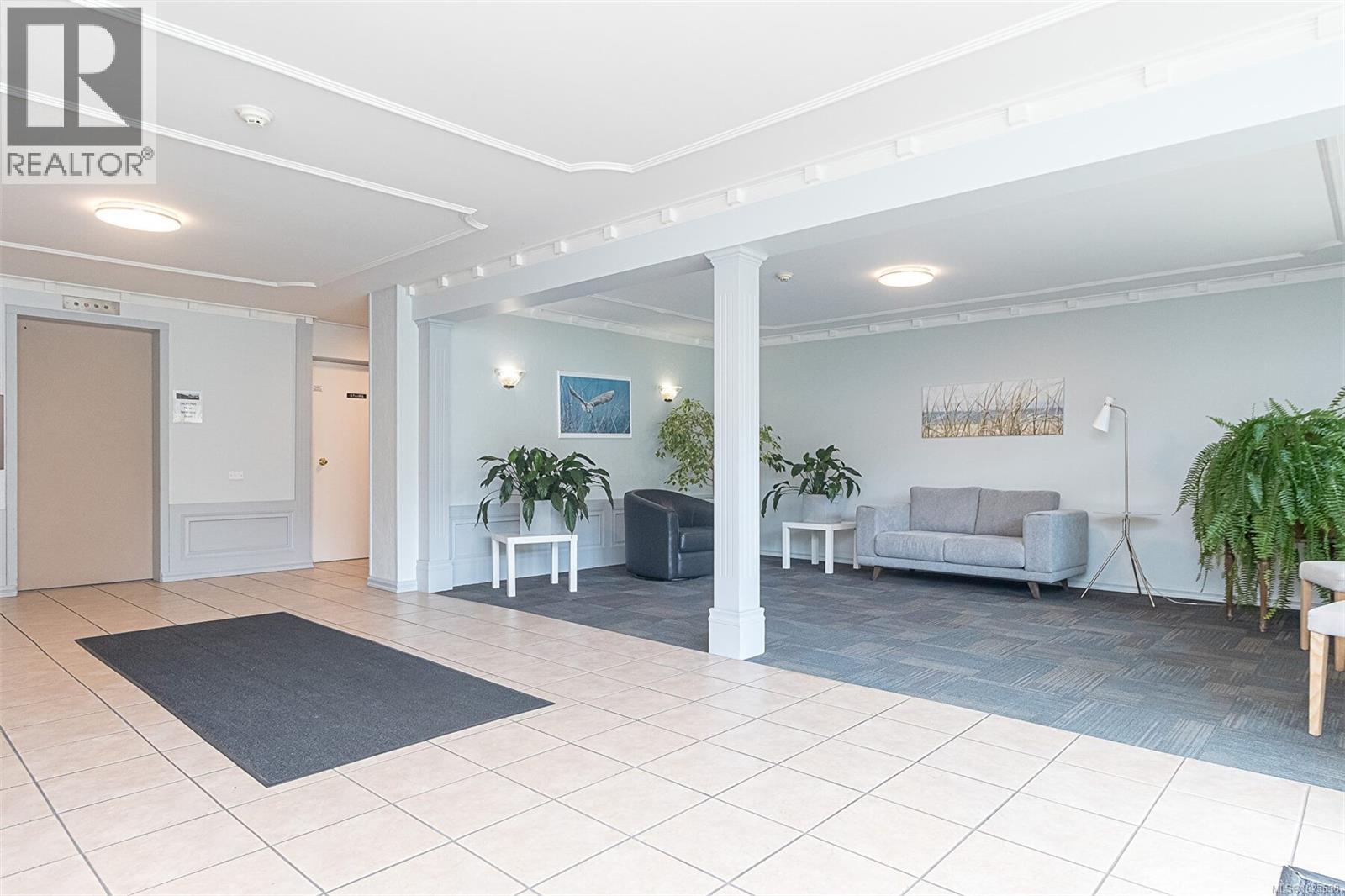 110 1680 Poplar Avenue, Saanich