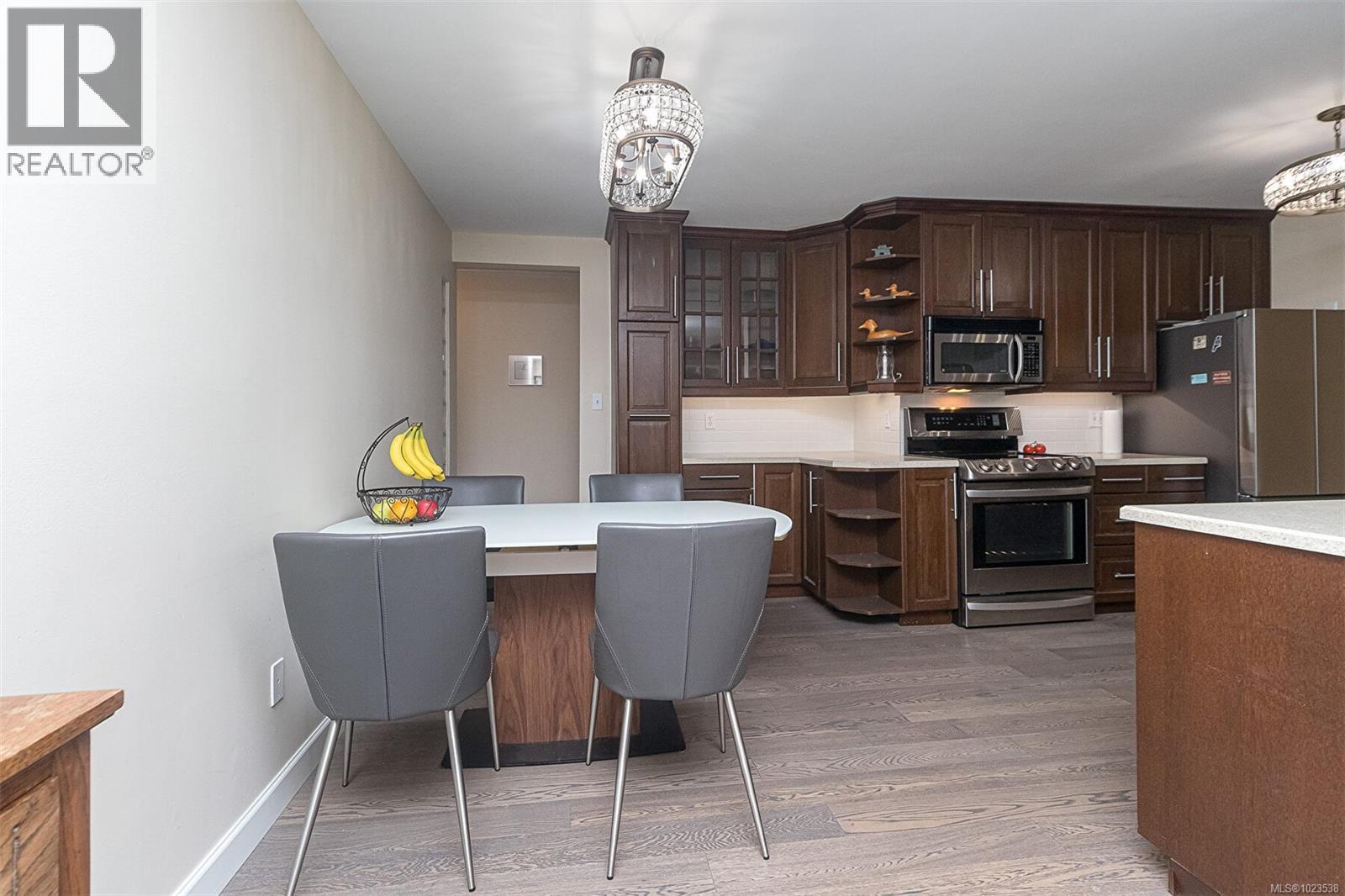 110 1680 Poplar Avenue, Saanich