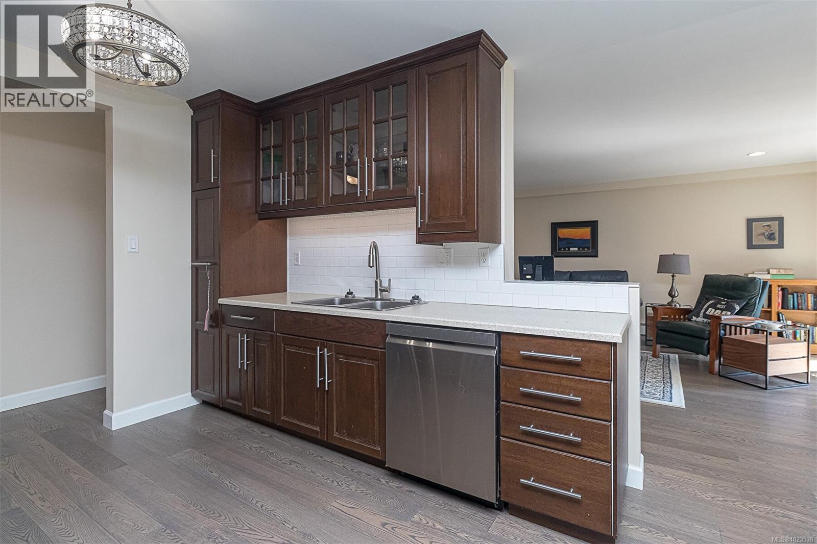 110 1680 Poplar Avenue, Saanich