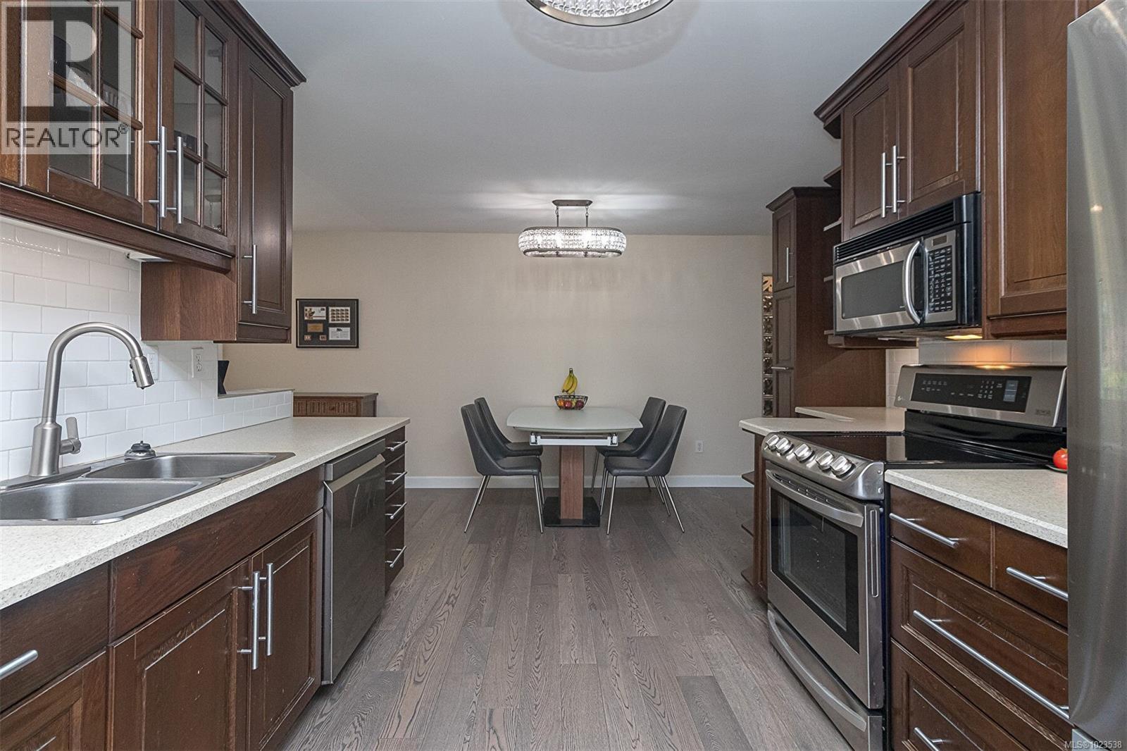 110 1680 Poplar Avenue, Saanich