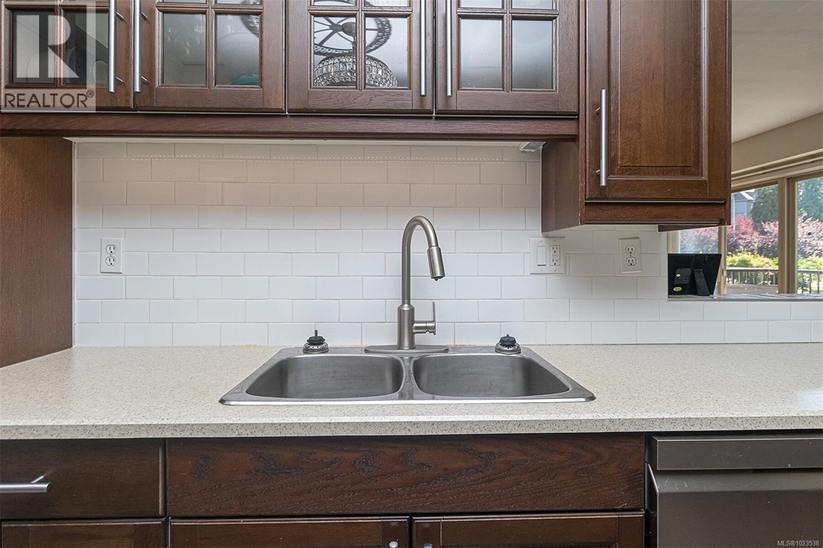 110 1680 Poplar Avenue, Saanich