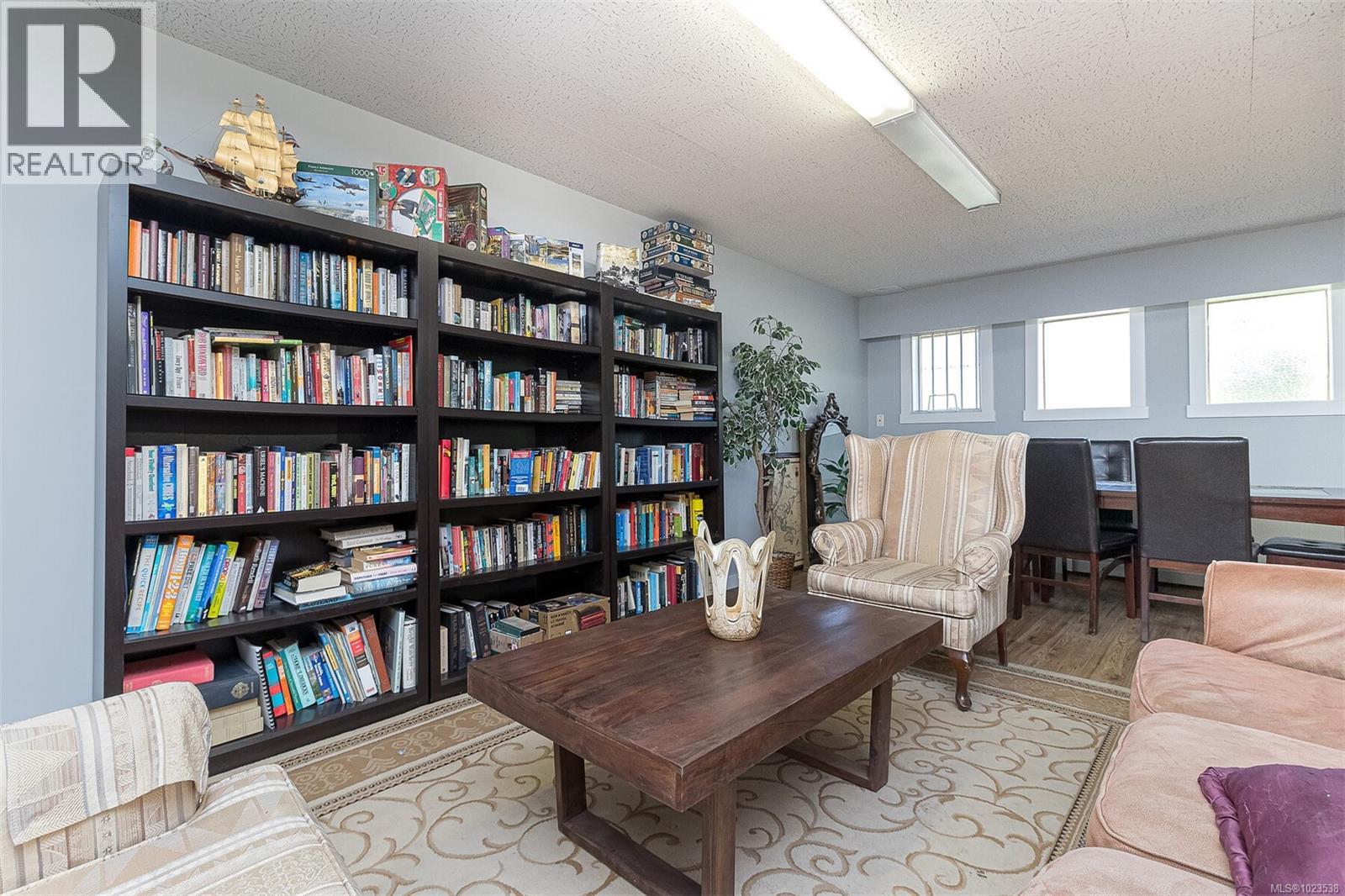 110 1680 Poplar Avenue, Saanich