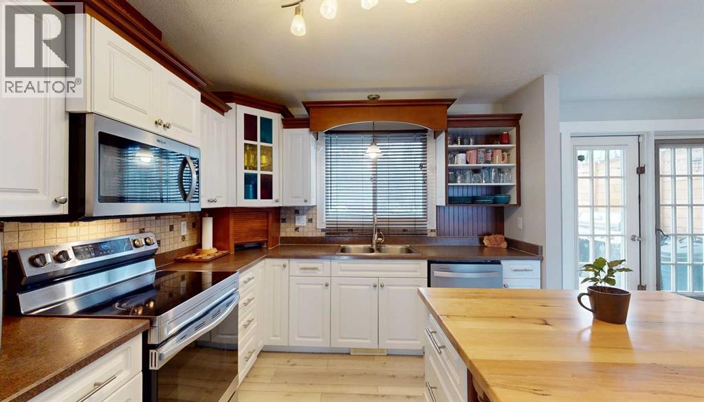 9805 100 Avenue, Plamondon