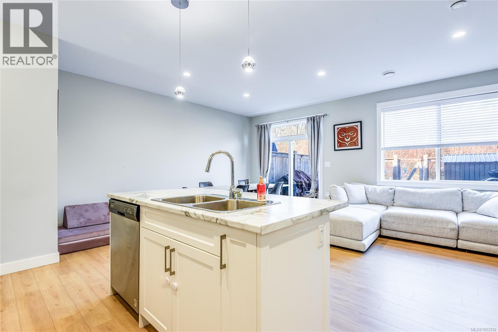 B 242 Petersen Rd, Campbell River