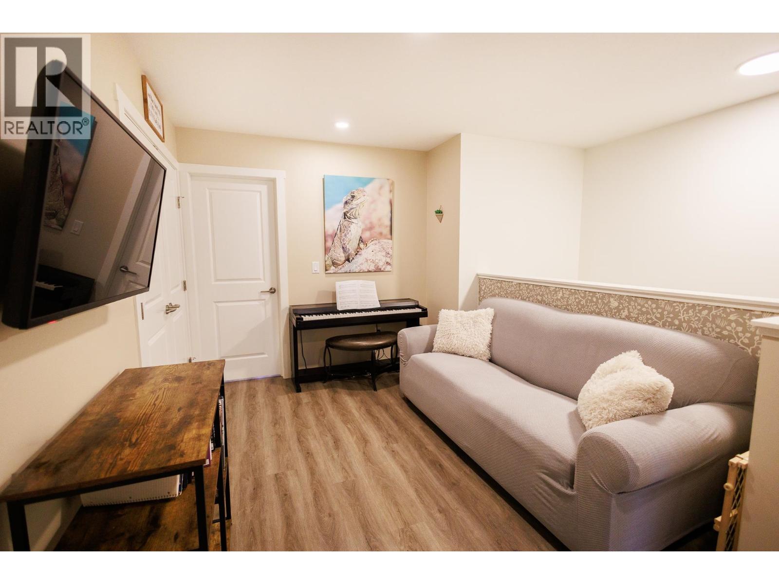 #7-4921 HALLIWELL Avenue, Terrace