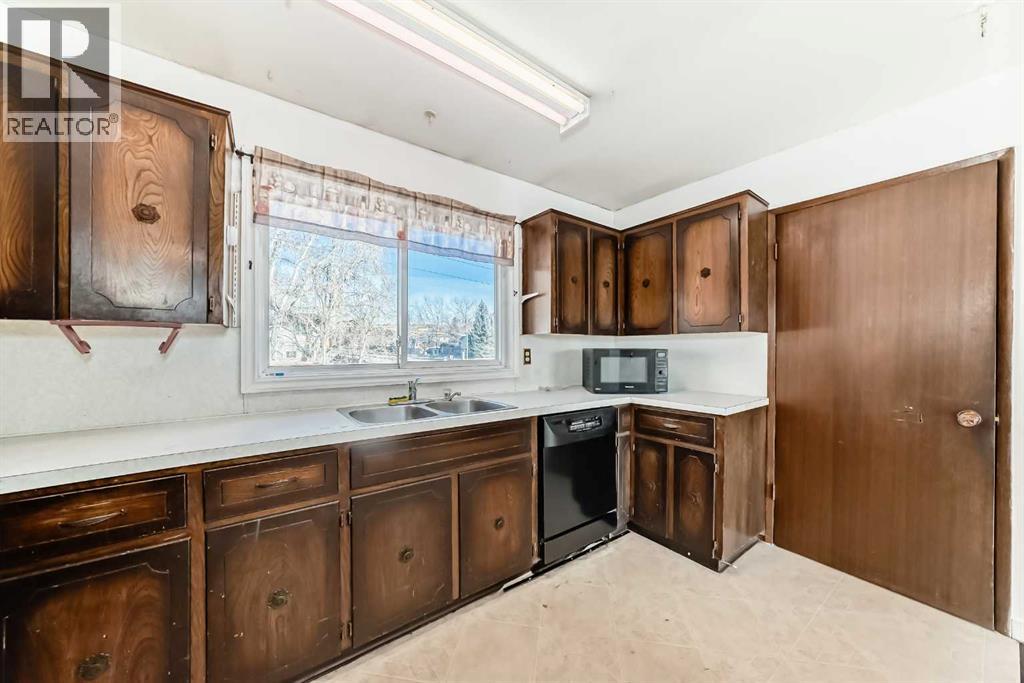 Single Family House Bungalow for Sale in  Dalrymple Crescent NW Dalhousie Calgary 