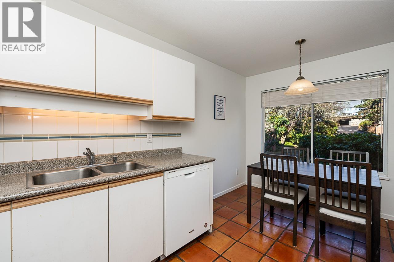 10 901 W 17TH STREET, North Vancouver