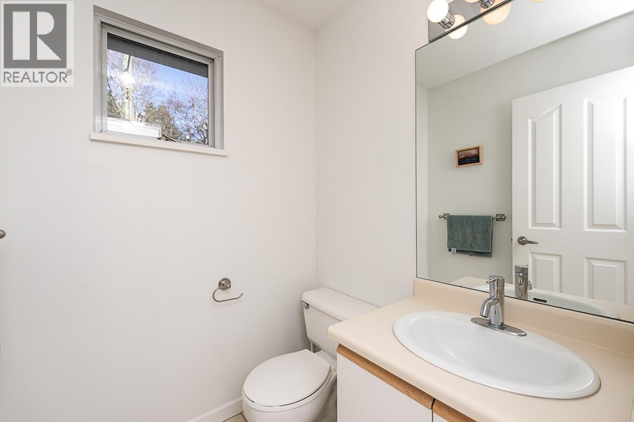 10 901 W 17TH STREET, North Vancouver