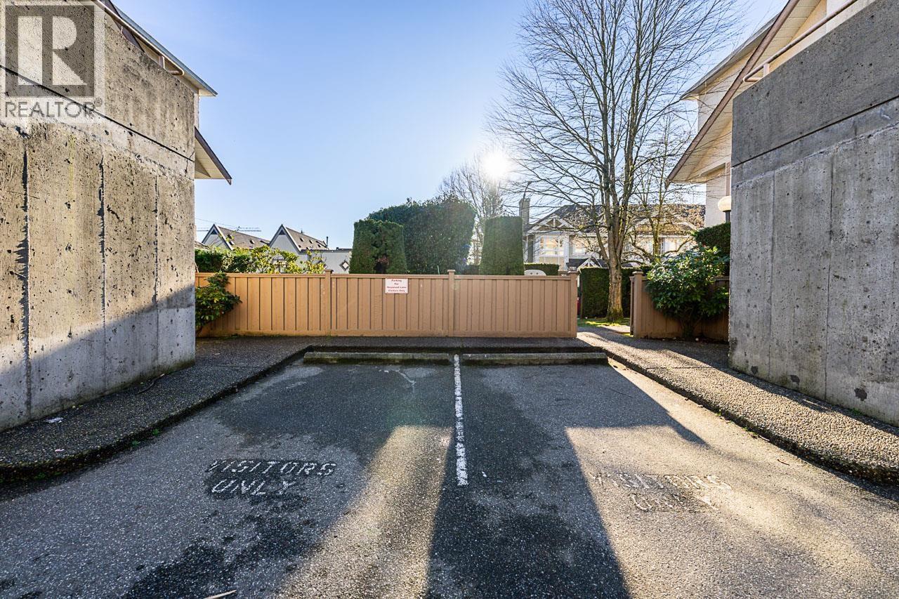 10 901 W 17TH STREET, North Vancouver