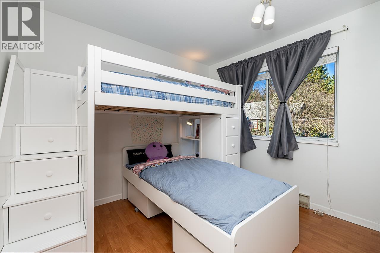 10 901 W 17TH STREET, North Vancouver