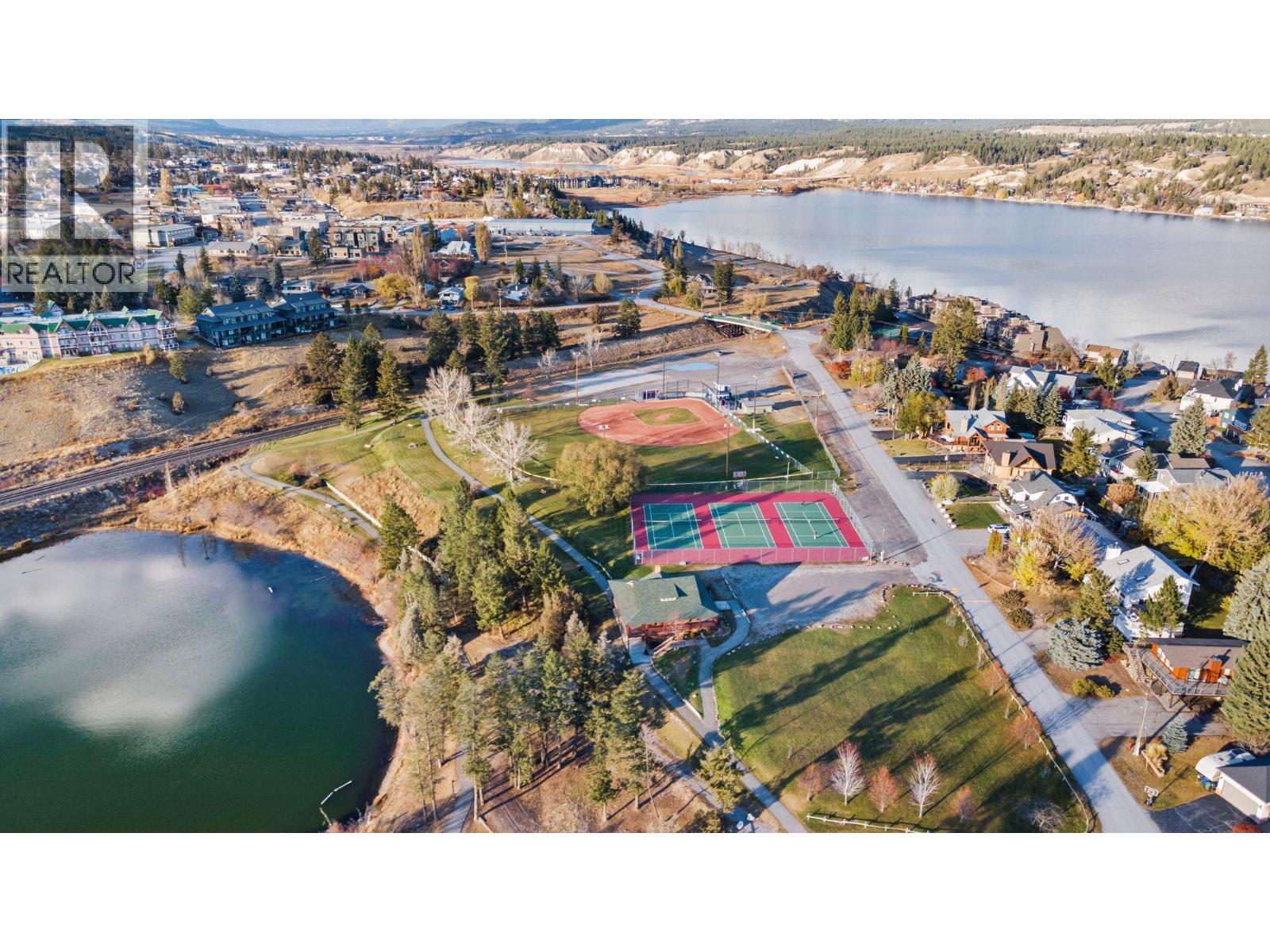 2 Stoddart Estates Drive, Windermere