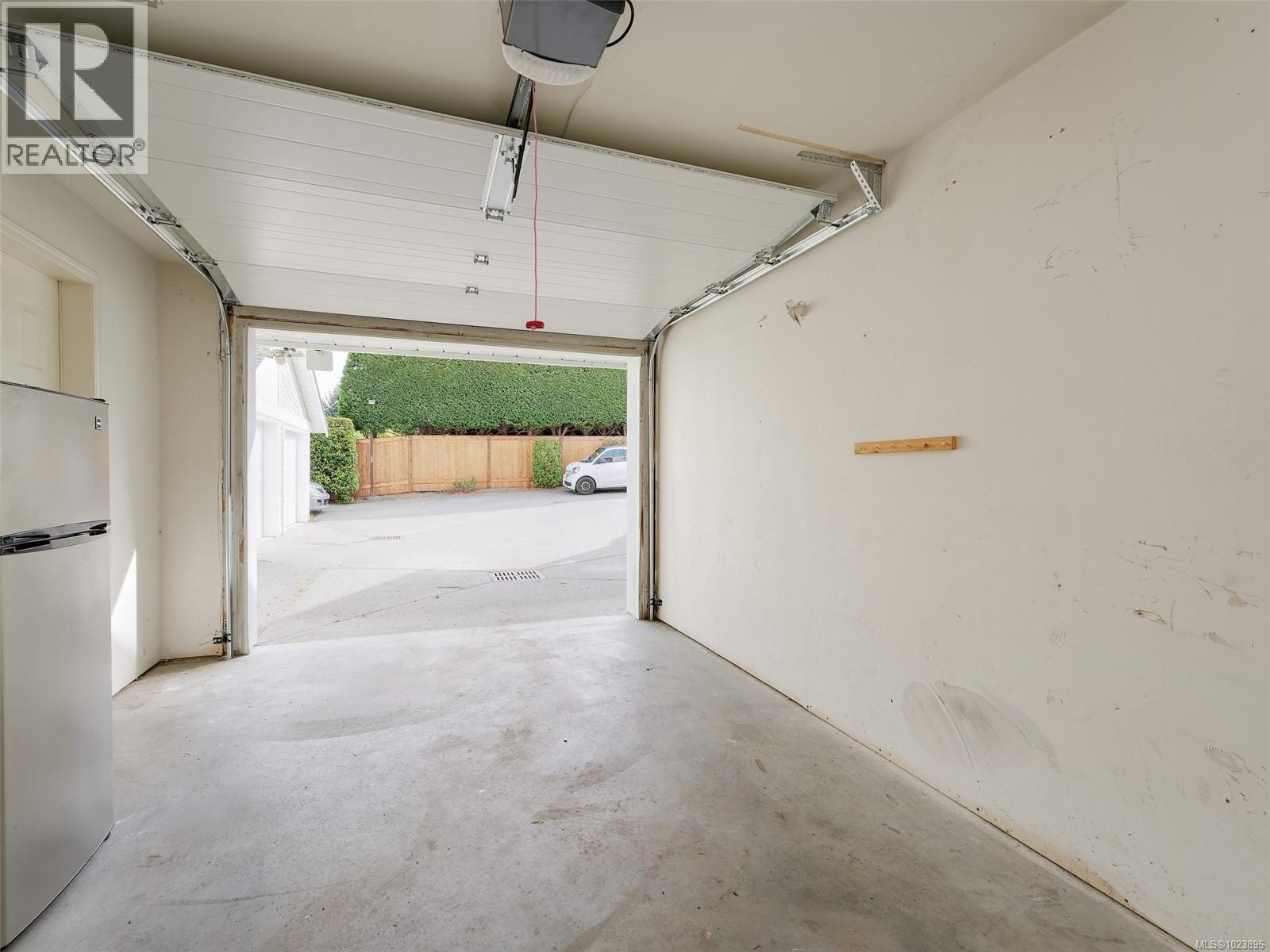 6 1441 Hillside Avenue, Victoria