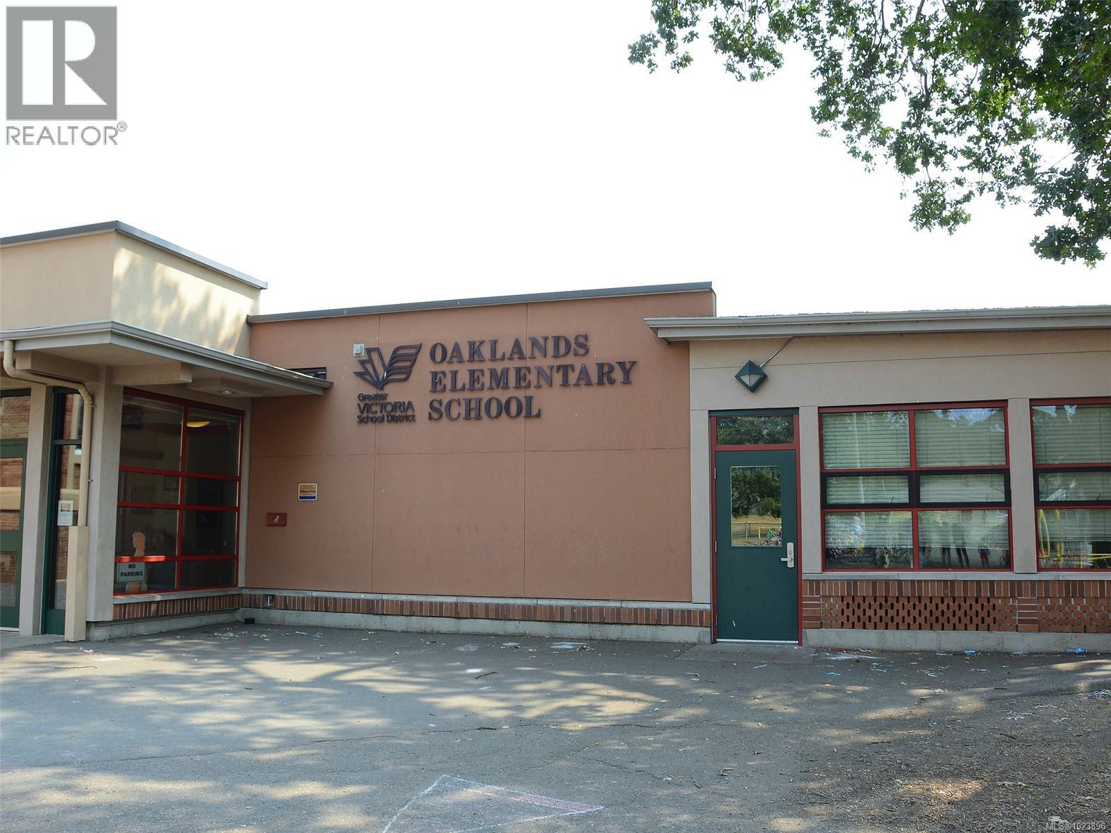 6 1441 Hillside Avenue, Victoria