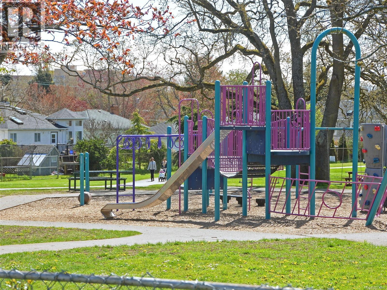 6 1441 Hillside Avenue, Victoria