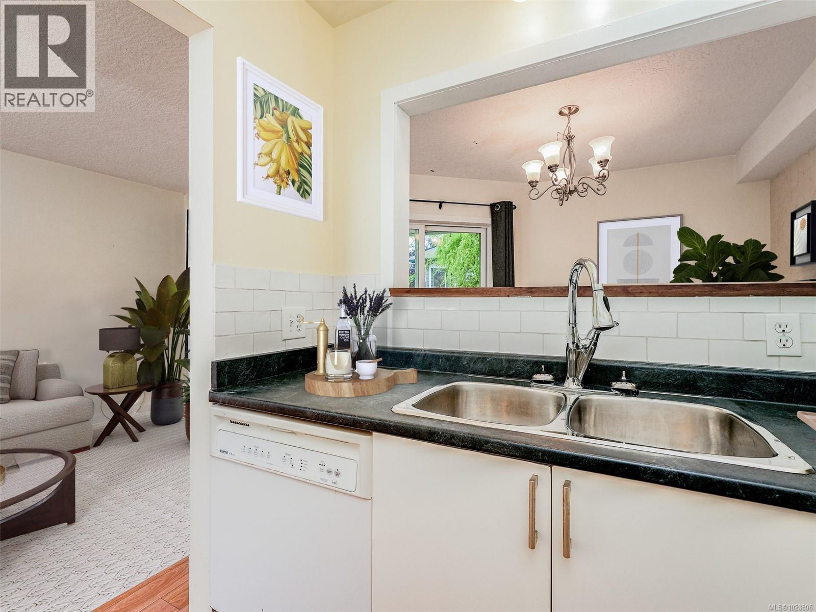 6 1441 Hillside Avenue, Victoria