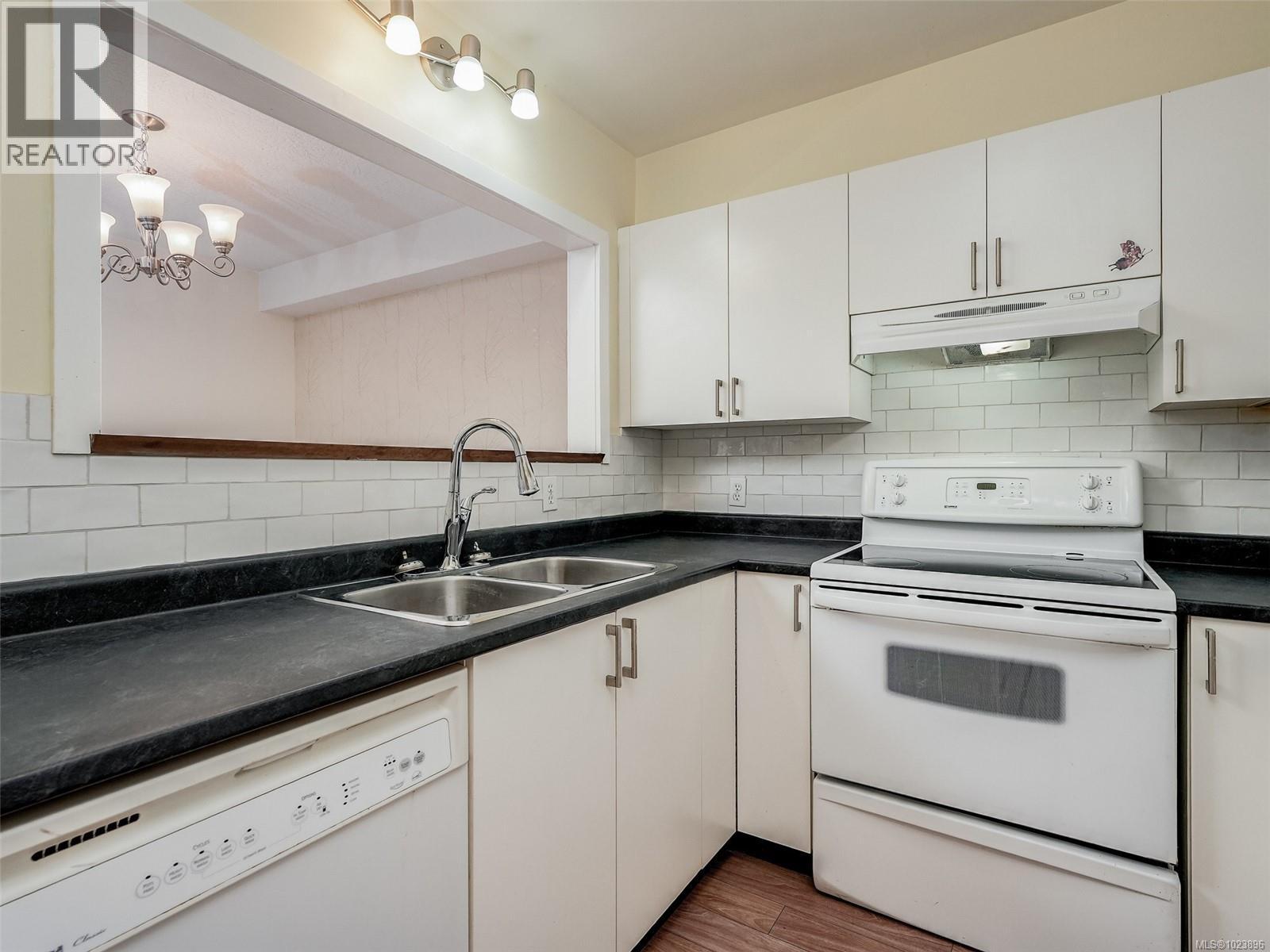 6 1441 Hillside Avenue, Victoria