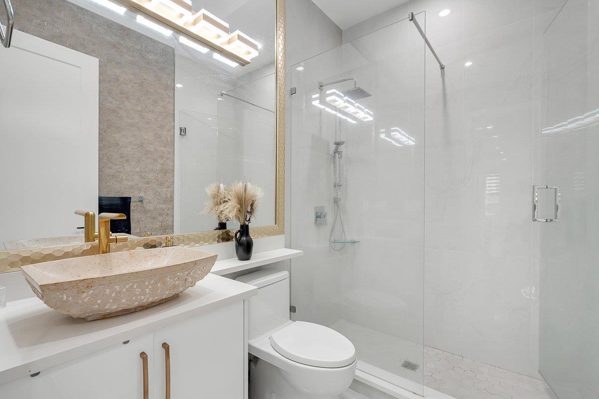 15671 ROPER AVENUE, White Rock