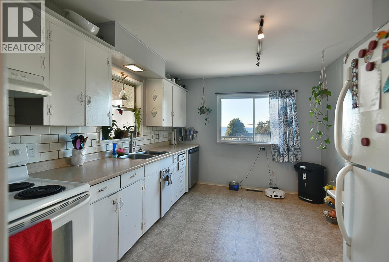 4726 LAUREL AVENUE, Sechelt