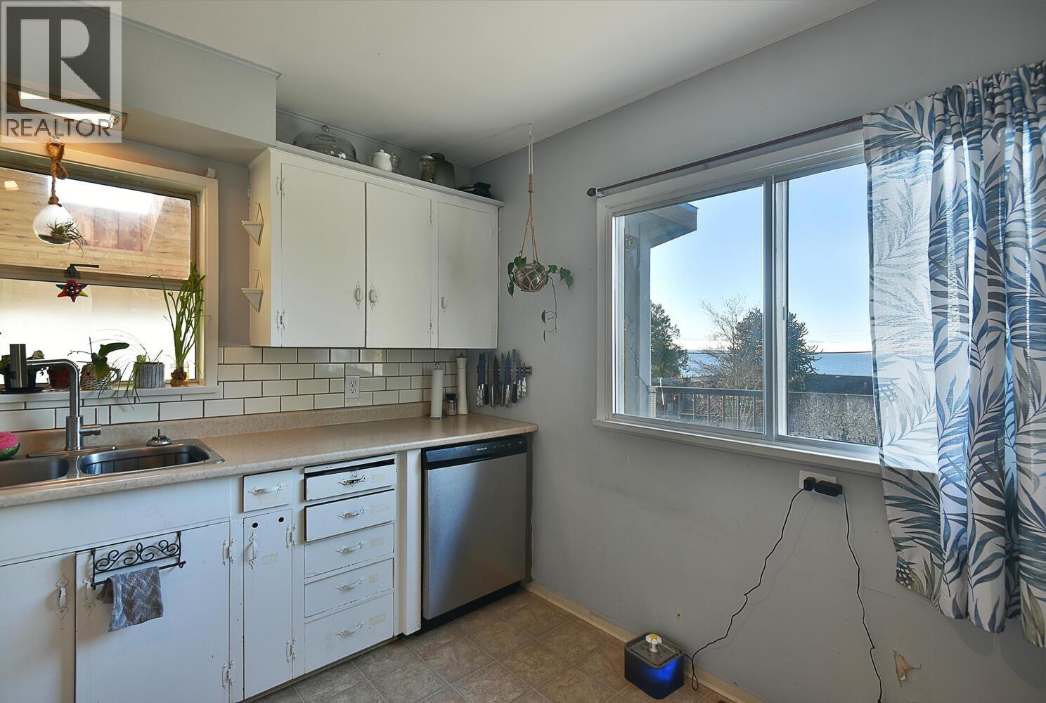 4726 LAUREL AVENUE, Sechelt