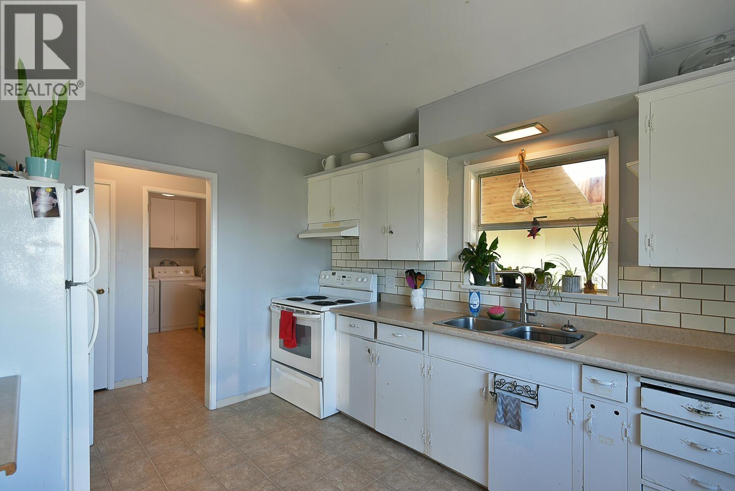 4726 LAUREL AVENUE, Sechelt